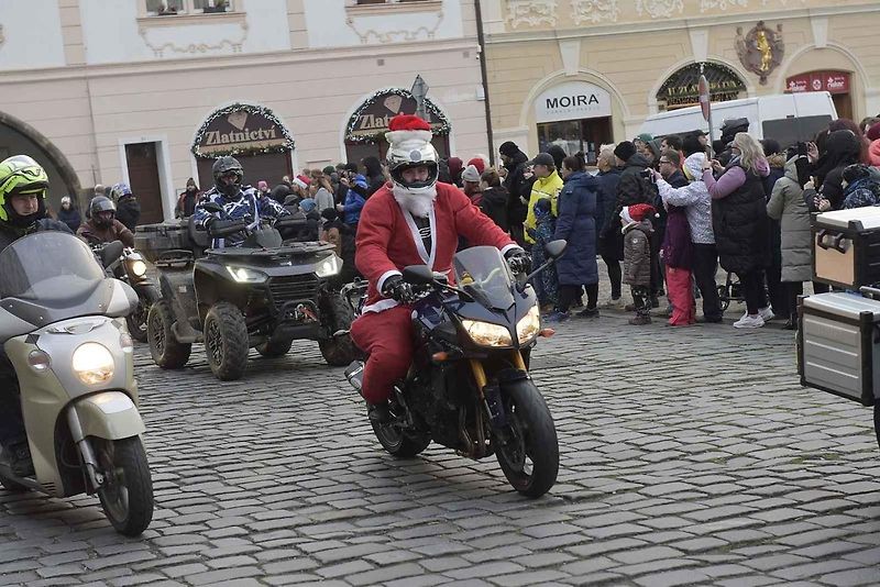 Štědrodenní motorkářská vyjížďka se srazem na Karlově náměstí v Kolíně.