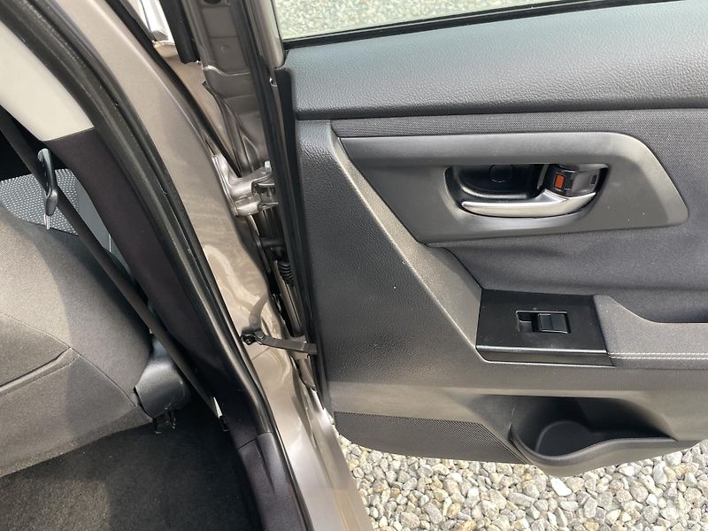 Toyota Auris 1.8i 16v HYBRID AUT NAVI CAM!! - fotka 117 z 166