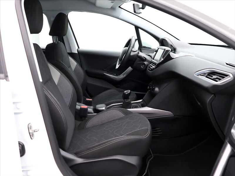 Peugeot 2008 1.2 PT 82k Active Pack 1.Maj - fotka 11 z 26