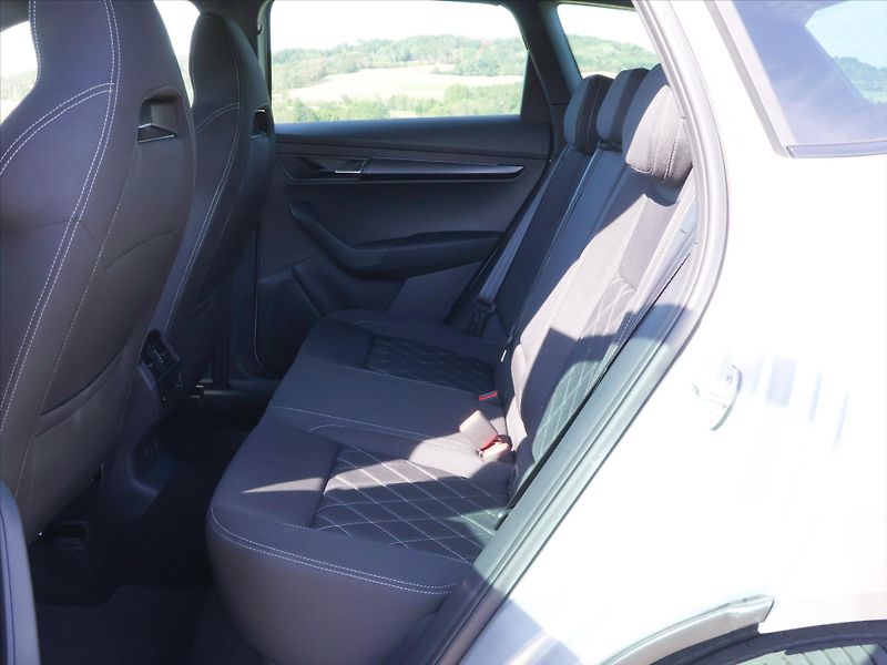 Škoda Karoq 2,0 2.0 TDI Sportline 4x4 DSG - fotka 16 z 35