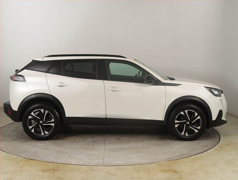 Peugeot 2008 (2023) Allure 1.2 PureTech, Automat - fotka 6 z 17
