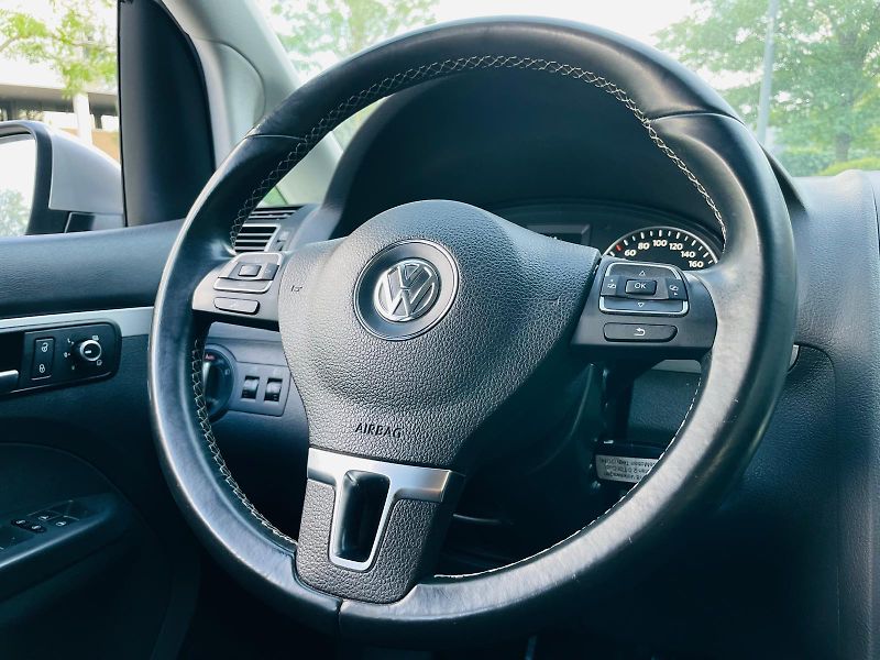 Volkswagen Touran 2.0TD MANUÁL 1MAJITEL SERVISKA - fotka 27 z 49