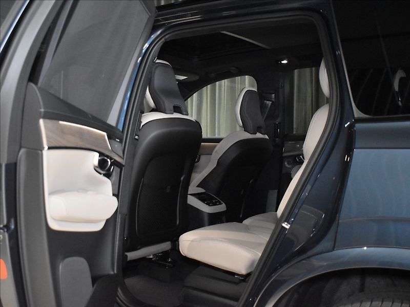 Volvo XC90 (2026) 2,0 T8  Ultra Dark - fotka 14 z 40