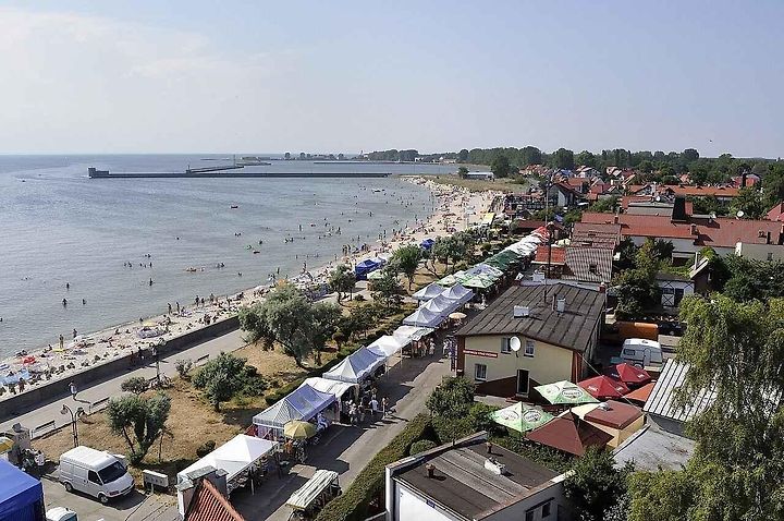 Pohled na pláž a její okolí na poloostrově Hel.