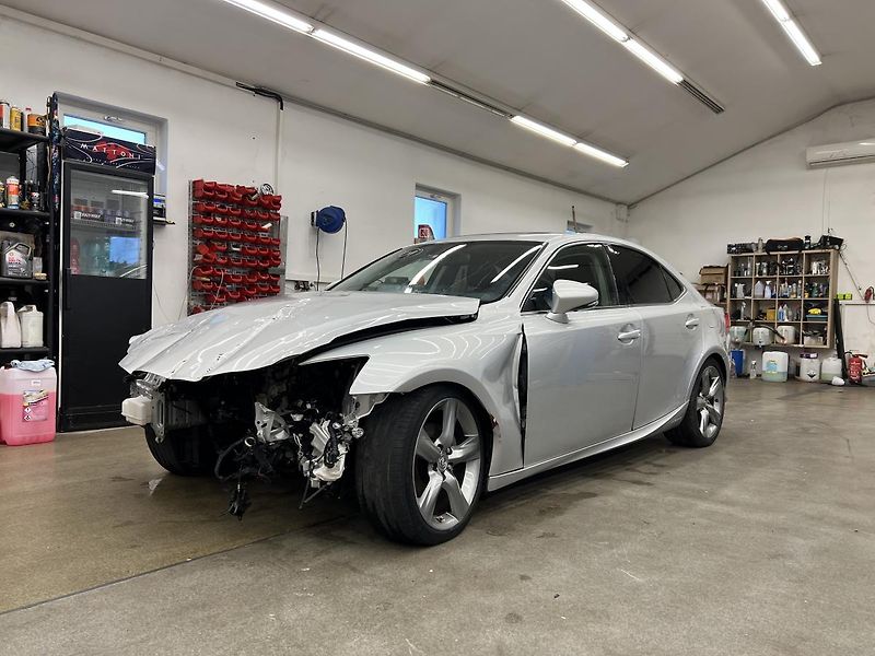 Lexus IS 300h 2.5l 133 kW - fotka 4 z 19