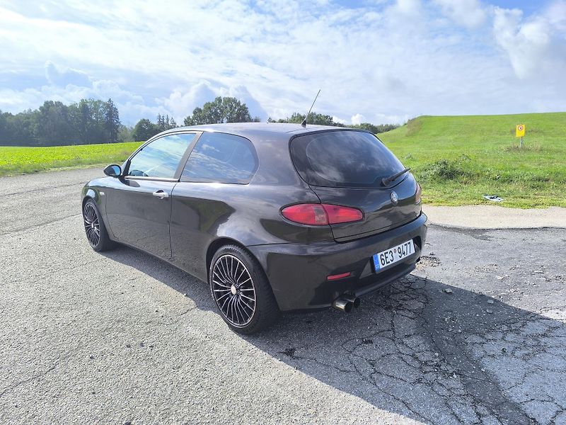 Alfa Romeo 147 (2006) 1.6 16V DOLOŽENÉ KM.NOVÁ STK - fotka 5 z 23