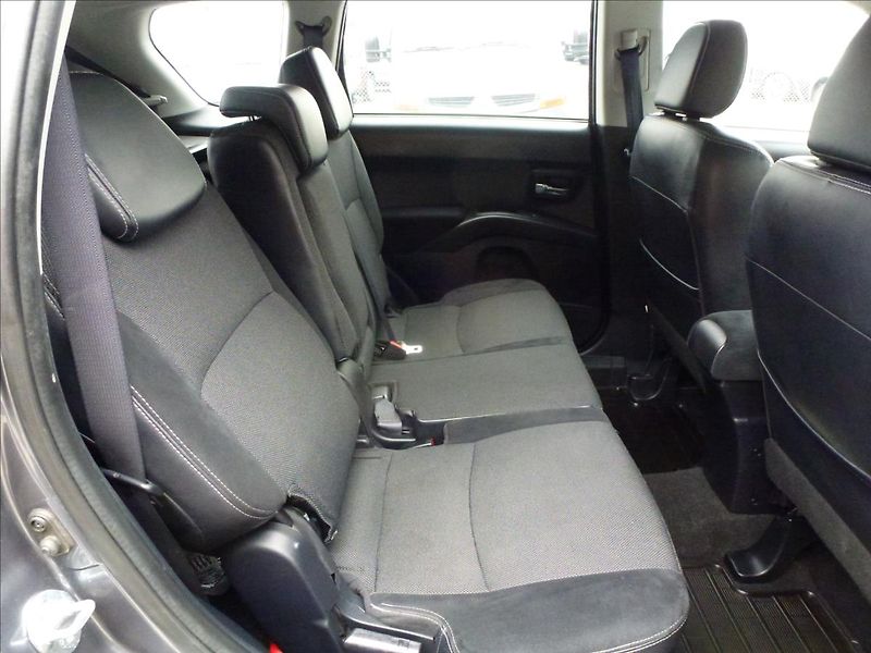 Citroën C-Crosser 2,2 HDi SX 7míst 4x4 - fotka 27 z 53