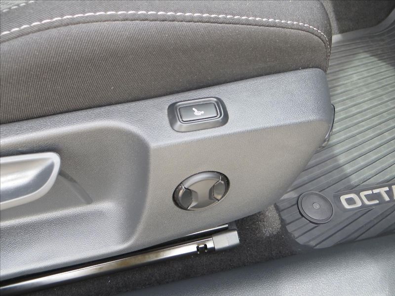 Škoda Octavia 2,0 TDI DSG Style 110kW Tažné - fotka 14 z 31