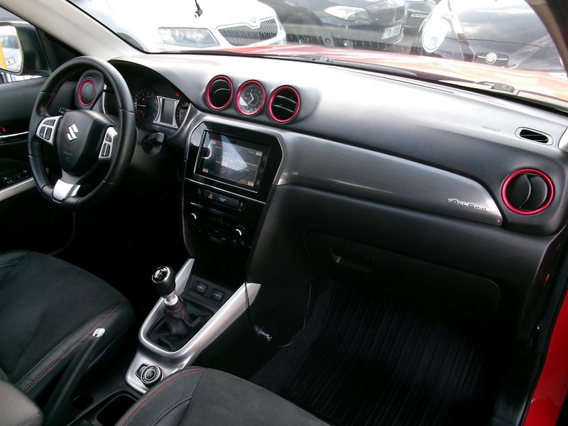 Suzuki Vitara (2017) 1,4 BJet 4x4 NAVI ACC ALU - fotka 28 z 30