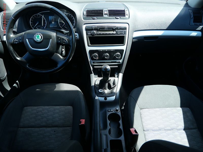 Škoda Octavia (2010) 1.6TDi, ČR, Ambiente, TZ - fotka 8 z 19