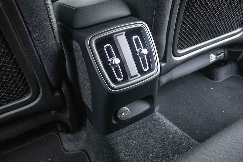 Vypadá jako městská stylovka, může však sloužit i jako primární auto v rodině.