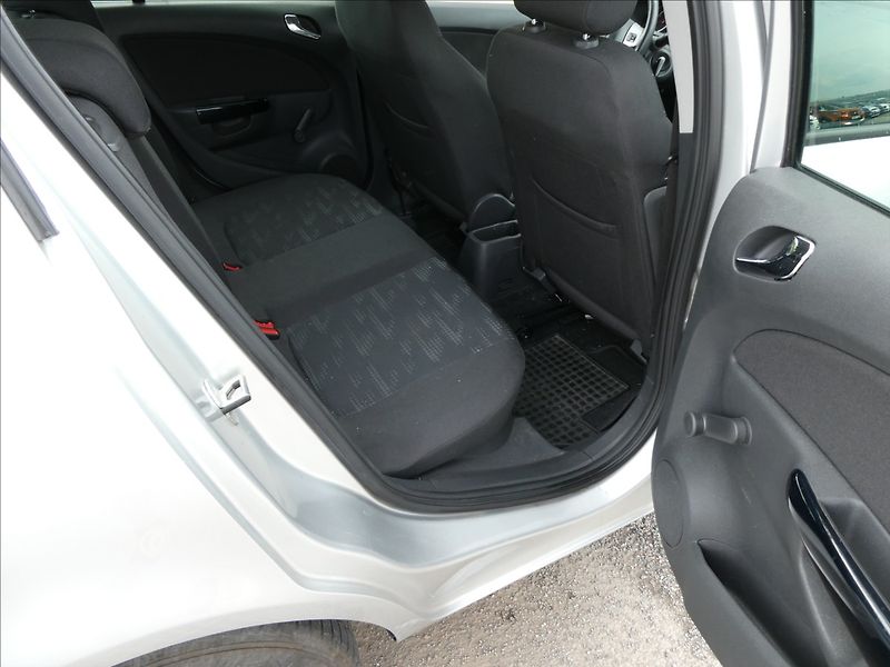 Opel Corsa 1,4 16V 74kW, drobné vady laku - fotka 23 z 42