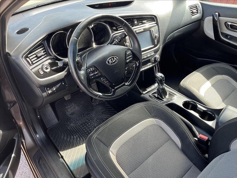Kia Ceed 1,6 CRDi ČR KLIMA KAMERA NAVI - fotka 9 z 45