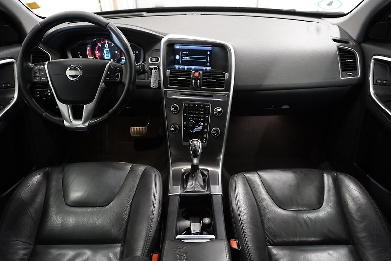 Volvo XC60 2,4 D5 AWD AUTOMAT - fotka 20 z 38