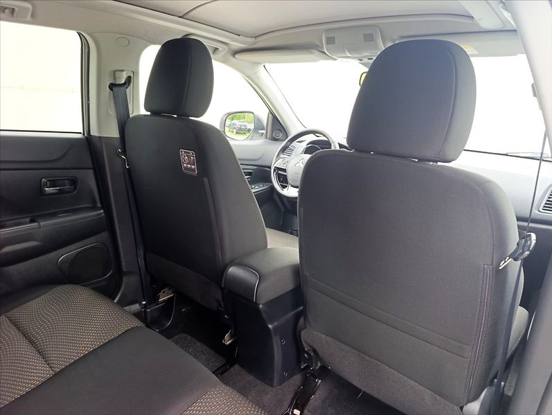Mitsubishi ASX 1,6 DI-D 4x4 Kamera Navigace - fotka 24 z 37
