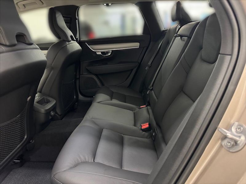 Volvo V90 2,0 B4 AWD Cross Country Plus - fotka 11 z 15