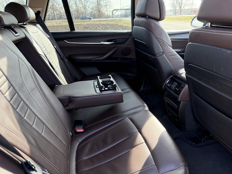 BMW X5 40D LED PANORAMA ROZVODY - fotka 33 z 39