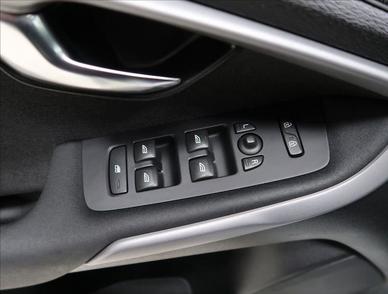Volvo V40 1,6 D2 VÝHŘEV SEDADEL 2x ALU - fotka 14 z 23