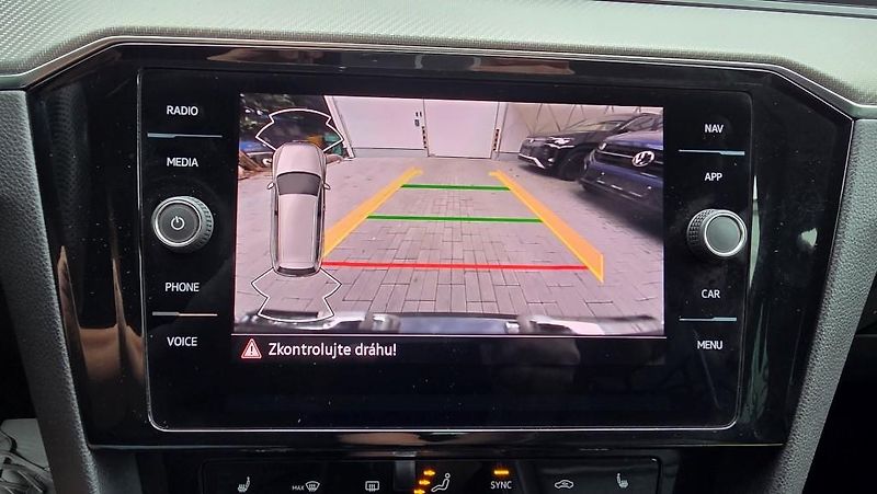Volkswagen Passat (2023) 2.0 TDI 110kW DSG R-line - fotka 34 z 37