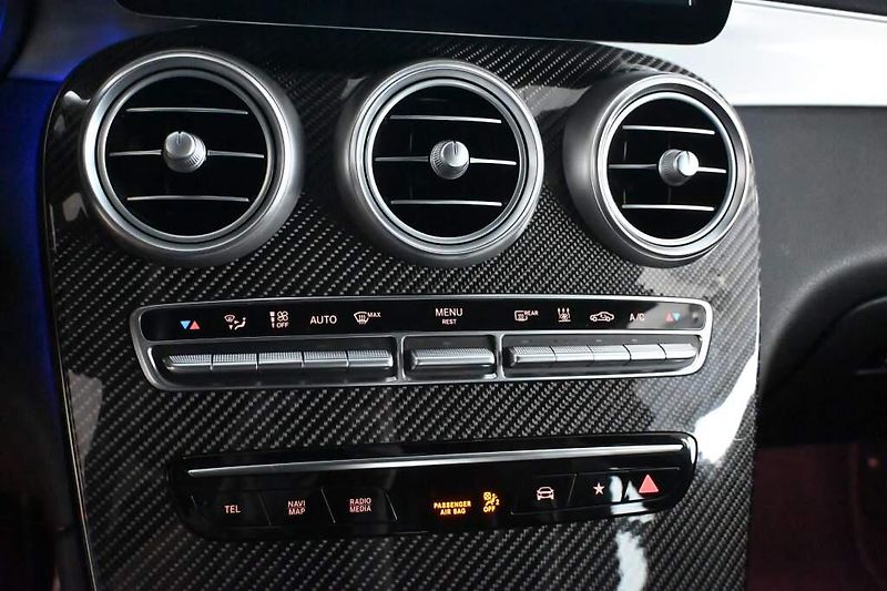 Mercedes-Benz GLC (2021) 2.0 4Matic 9G-TRONIC AMG Line - fotka 25 z 39