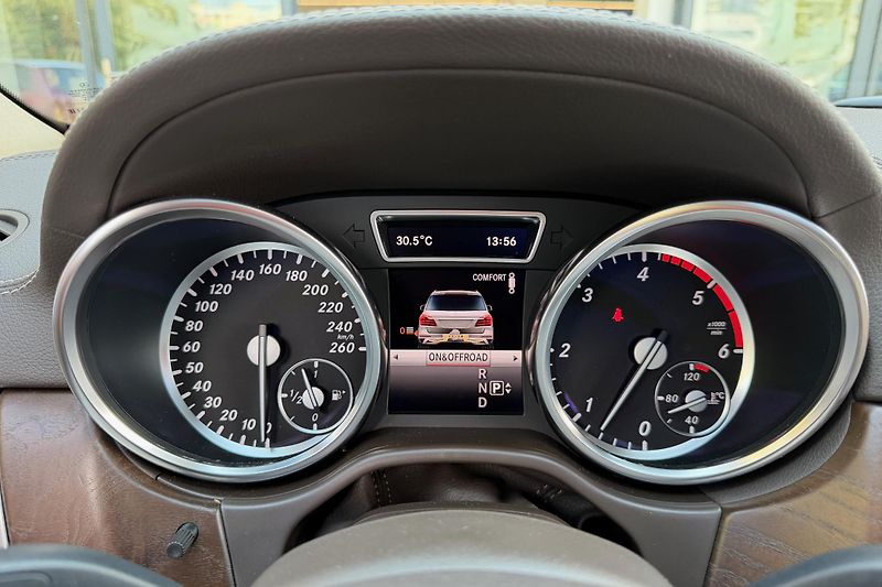 Mercedes-Benz GL (2014) GL 350 Bluetec 4Matic - fotka 26 z 42