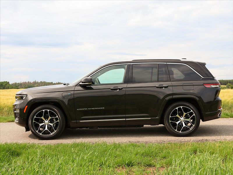 Jeep Grand Cherokee 2,0 4xe Summit Plug-In CZ DPH - fotka 4 z 90