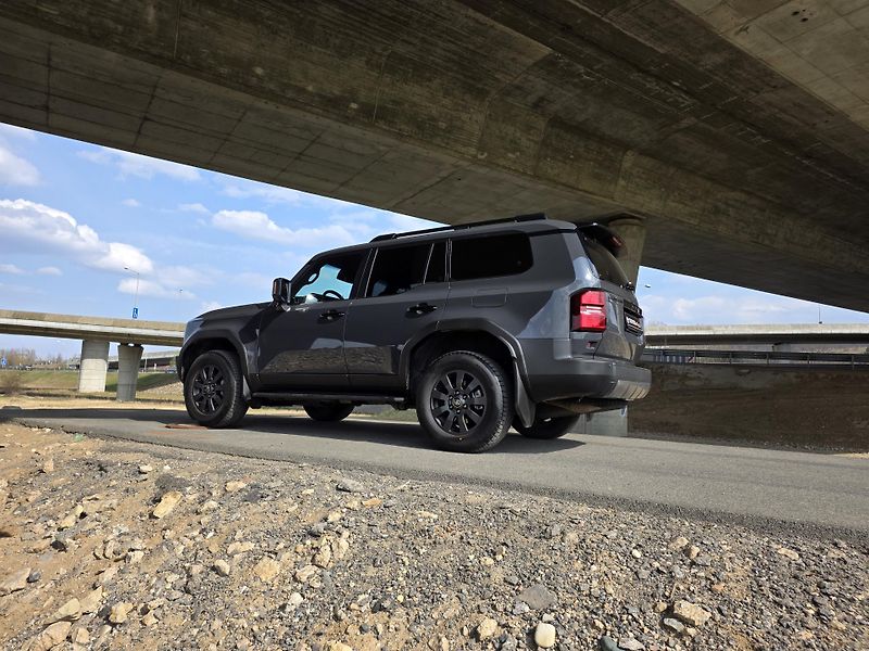 Toyota Land Cruiser 2.8-INVINCIBLE-ZÁRUKA-DPH - fotka 27 z 77