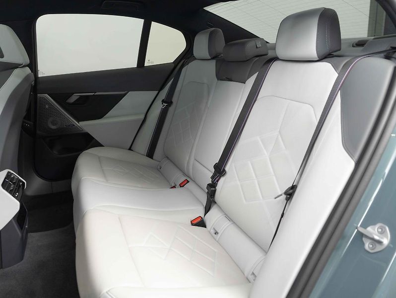 BMW Řada 5 550e xDrive - fotka 23 z 23