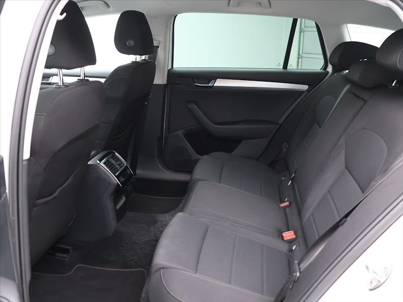 Škoda Superb 1,6 TDI Style 1.maj servis kn. - fotka 14 z 29