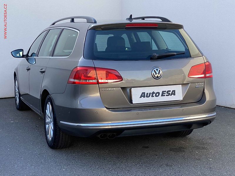 Volkswagen Passat (2011) 2.0TDi, 1.maj, Navi, park - fotka 6 z 21