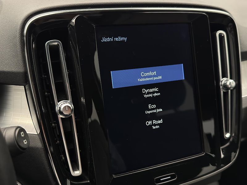 Volvo XC40 D3 MOMENTUM AUT  - fotka 43 z 46