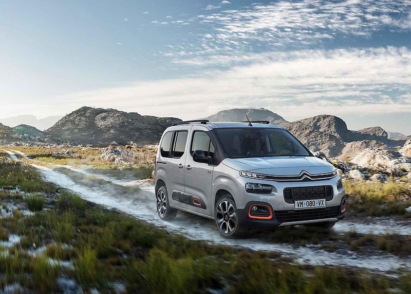 Během letních měsíců zlevňoval hlavně Citroën.