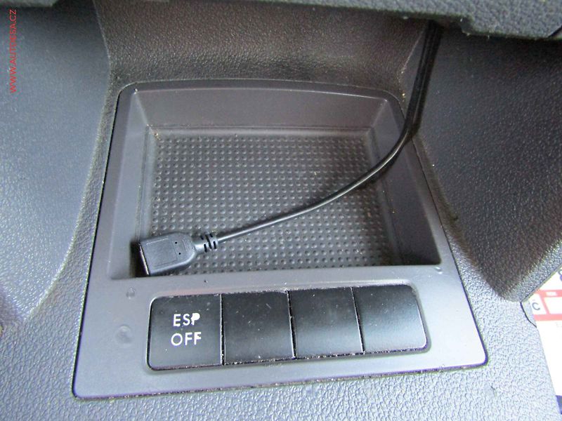 Volkswagen Touran (2008) 1.9 TDi, 1.maj, Xenon - fotka 20 z 20
