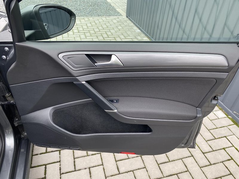 Volkswagen Golf 1.4 TSI 92kW-1xMAJ.-LED- ACC - fotka 38 z 44