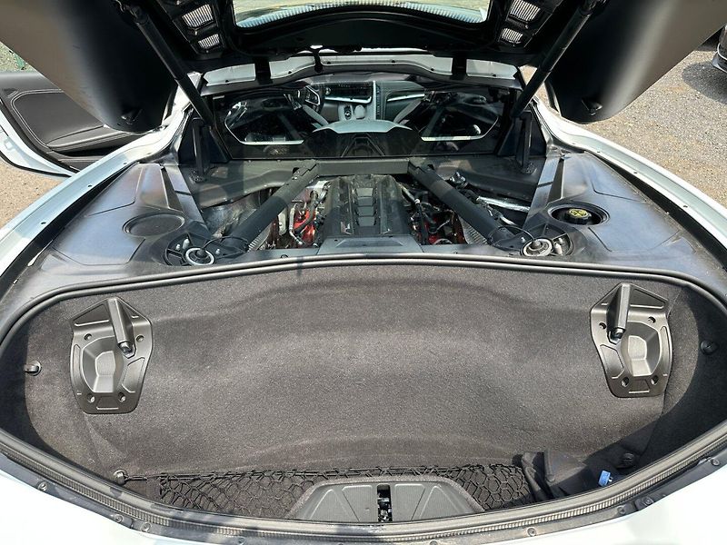 Chevrolet Corvette (2022) C8 Stingray 6.2 V8 354kW Targa - fotka 25 z 33