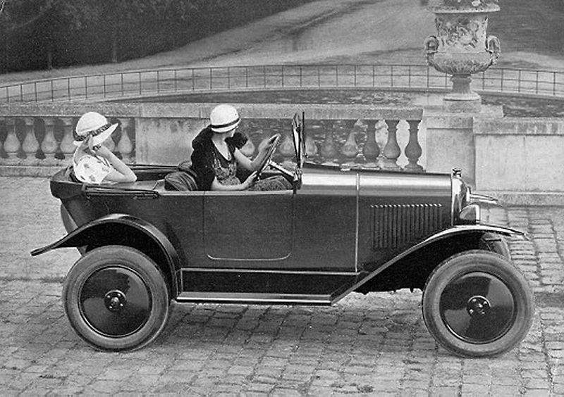 Před 100 lety francouzská automobilka začala výrobu třímístného vozu s dvěma sedadly vpředu a jedním umístěným uprostřed vzadu. Podle tvaru rozmístění sedaček se mu začalo říkat jetelíček nebo trojlístek, francouzsky Tréfle. Foto: Wikimedia Commons, Lione