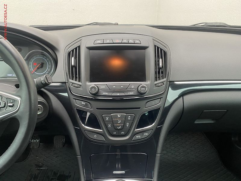 Opel Insignia (2014) 2.0 CDTI 4x4, 1.maj,ČR - fotka 12 z 19