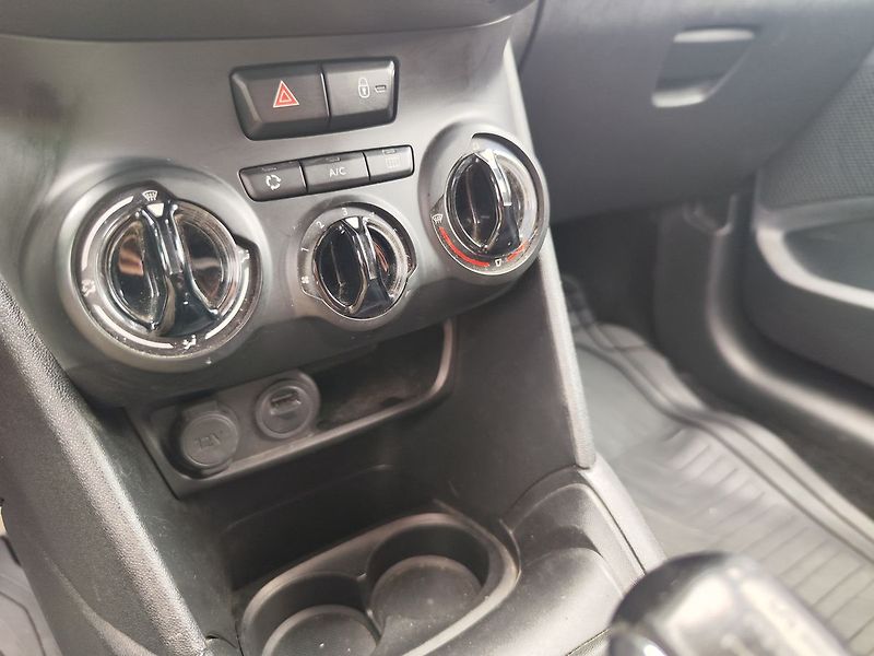 Peugeot 208 1.2 PureTech/61kW SIGNATURE - fotka 15 z 26