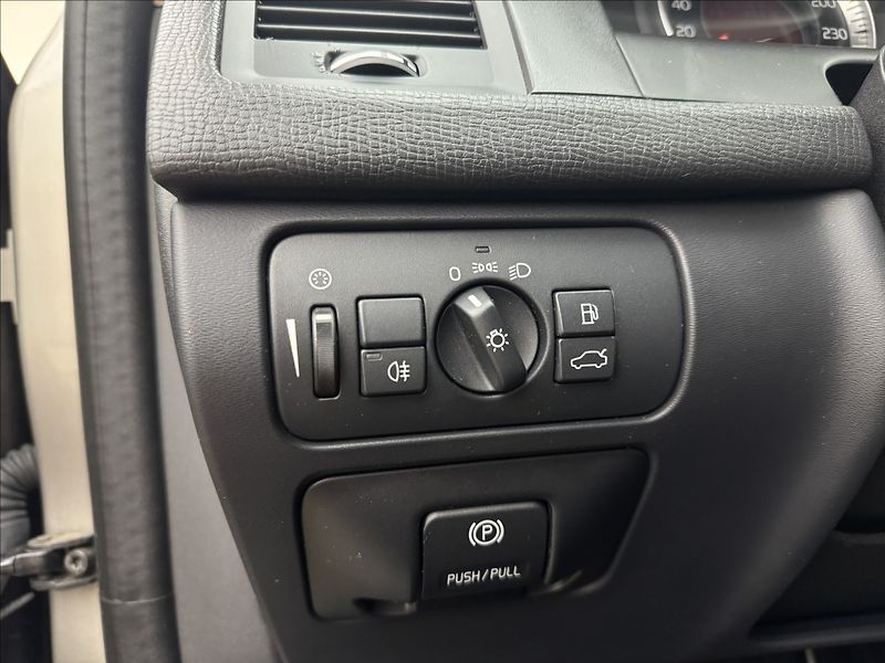 Volvo XC60 2,4 D3 4X4 AUT. VÝHŘEV LED ČR - fotka 8 z 40