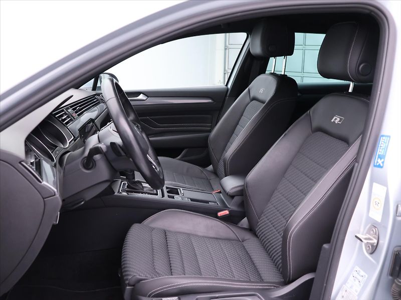 Volkswagen Passat 2,0 TDI 110kW DSG R-line 1.Maj - fotka 11 z 32