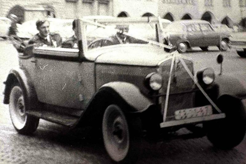 Svatební Škoda 430 v původním stavu. Tento výrobní klenot společnosti Škoda v letech 1929 až 1932 představoval působivý prvek v automobilovém průmyslu své doby.