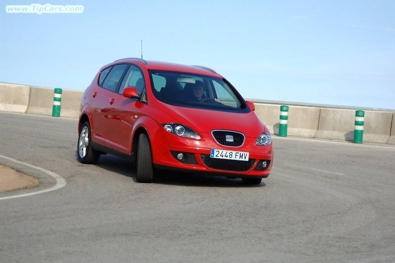 Zepředu žádná změna. Altea XL má typickou tvář současných modelů Seat se stěrači ukrytými do předních sloupků karosérie.