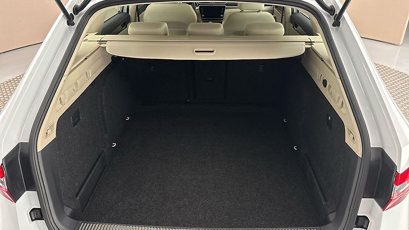 Škoda Superb 2.0 TDI Style Combi - fotka 17 z 25