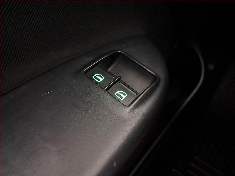 Škoda Octavia (2009) Ambiente 1.9 TDI, nová STK - fotka 16 z 16