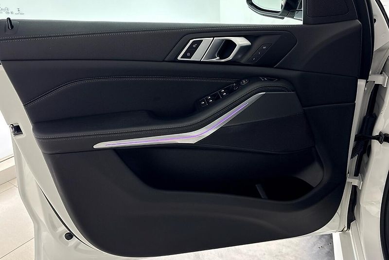 BMW X5 xDrive40i - fotka 11 z 27
