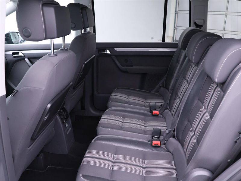 Volkswagen Touran 1,2 TSI Match 7-Míst Serv.knih - fotka 16 z 35