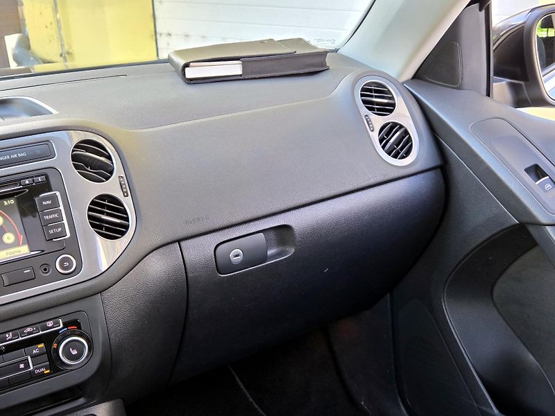 Volkswagen Tiguan 1,4TSI SPORT *SERV.KNÍŽKA*    - fotka 31 z 43