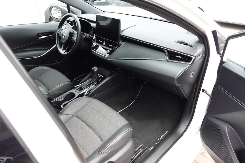Toyota Corolla 2.0 hybrid e-CVT X6 Style - fotka 12 z 34