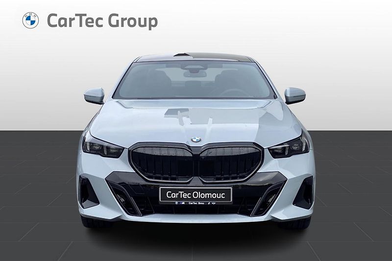 BMW Řada 5 540d xDrive Sedan - fotka 2 z 9