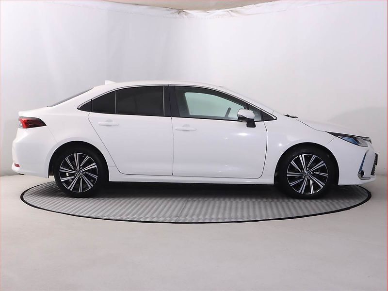 Toyota Corolla (2022) Comfort 1.8 Hybrid - fotka 6 z 21